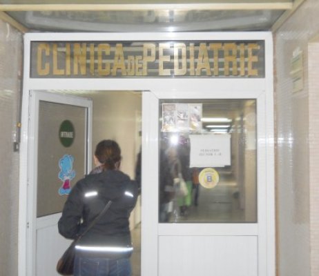 La Secţia de Pediatrie copiii stau şi câte doi în pat